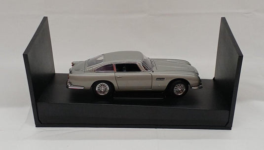 AUTOart Aston Martin DB5 007 GOLD FINGER 1/18 Scale Model Car– Used