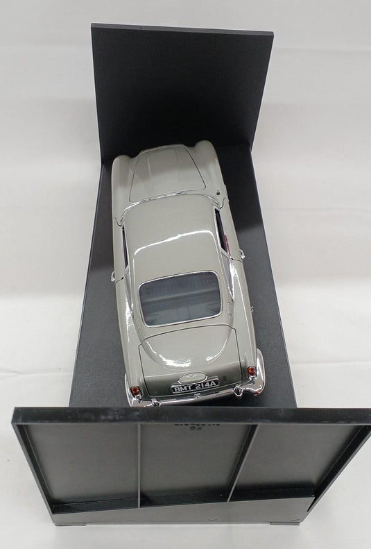 AUTOart Aston Martin DB5 007 GOLD FINGER 1/18 Scale Model Car– Used