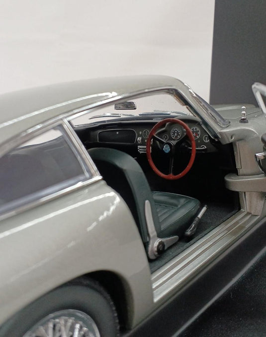 AUTOart Aston Martin DB5 007 GOLD FINGER 1/18 Scale Model Car– Used