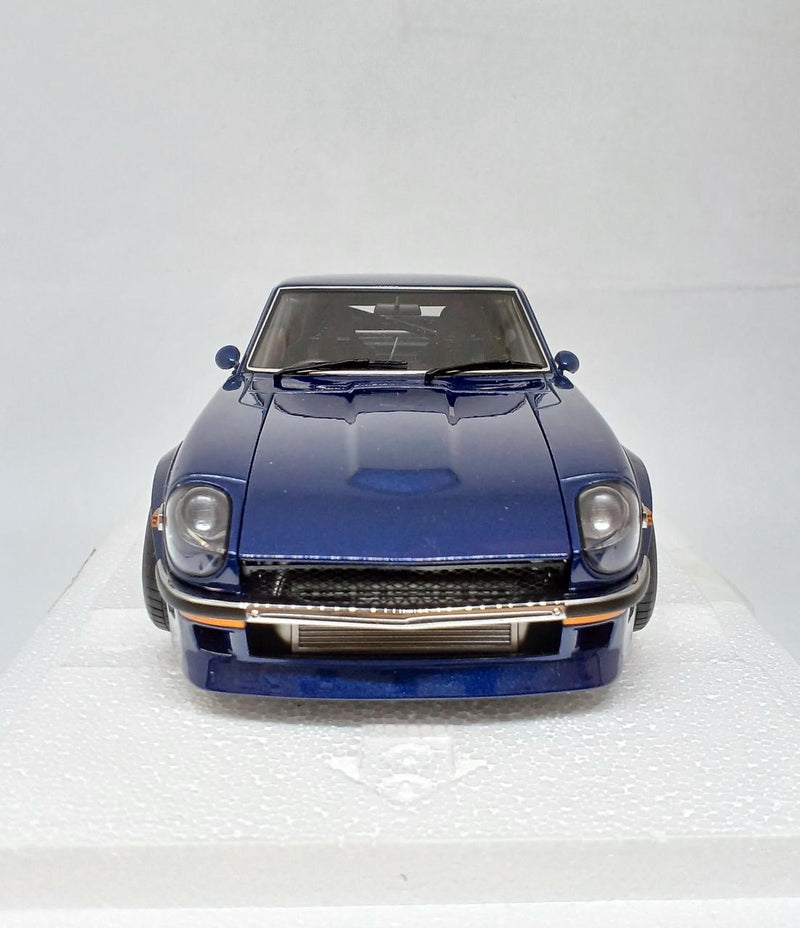 Laden Sie das Bild in Galerie -Viewer, AUTOart &quot;Devil Z&quot; Midnight Blue Nissan Fairlady Z (S30) 1/18 Scale Model Car– Used

