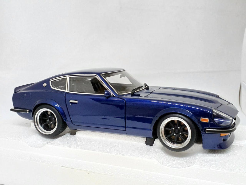 Laden Sie das Bild in Galerie -Viewer, AUTOart &quot;Devil Z&quot; Midnight Blue Nissan Fairlady Z (S30) 1/18 Scale Model Car– Used
