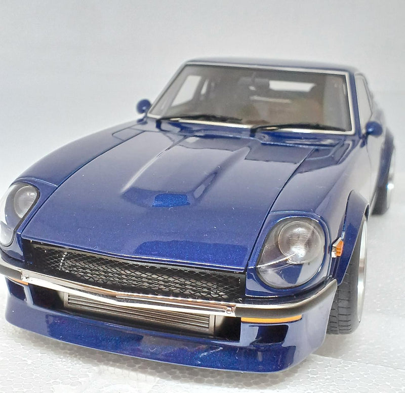 Laden Sie das Bild in Galerie -Viewer, AUTOart &quot;Devil Z&quot; Midnight Blue Nissan Fairlady Z (S30) 1/18 Scale Model Car– Used
