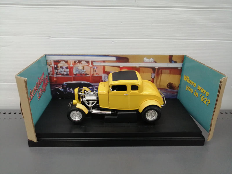 Laden Sie das Bild in Galerie -Viewer, AMERICAN MUSCLE &#39;32 FORD DEUCE COUPE 1/18 Scale Model Car– Used
