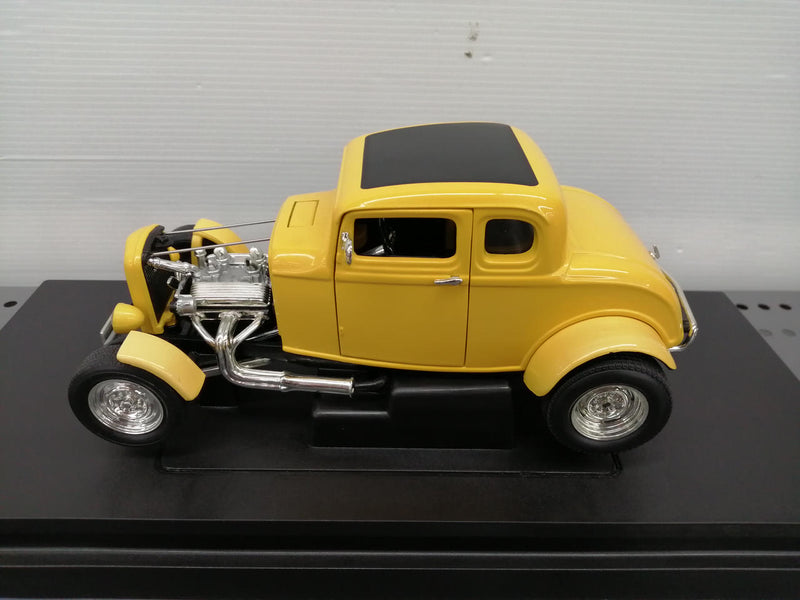 Laden Sie das Bild in Galerie -Viewer, AMERICAN MUSCLE &#39;32 FORD DEUCE COUPE 1/18 Scale Model Car– Used
