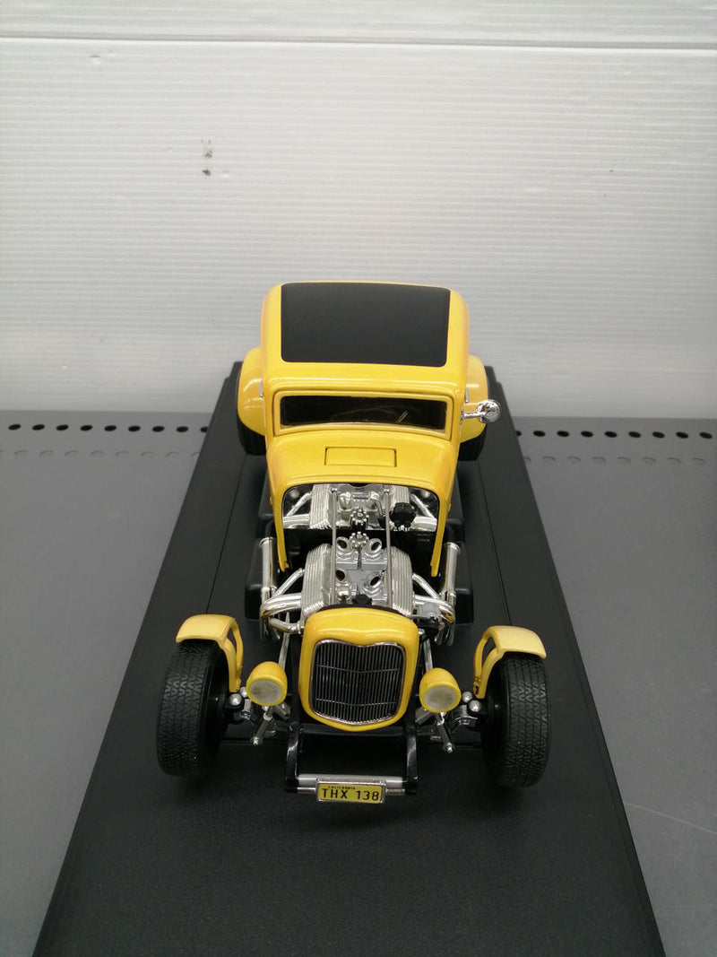 Laden Sie das Bild in Galerie -Viewer, AMERICAN MUSCLE &#39;32 FORD DEUCE COUPE 1/18 Scale Model Car– Used
