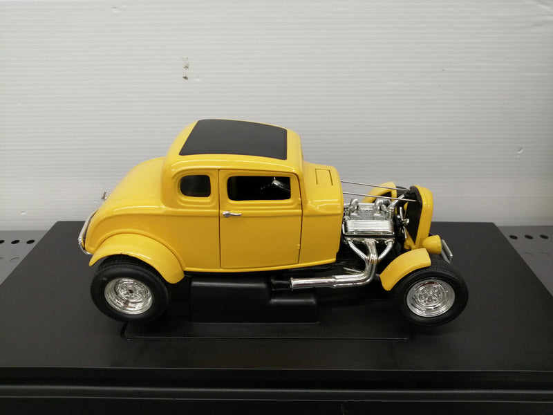 Laden Sie das Bild in Galerie -Viewer, AMERICAN MUSCLE &#39;32 FORD DEUCE COUPE 1/18 Scale Model Car– Used
