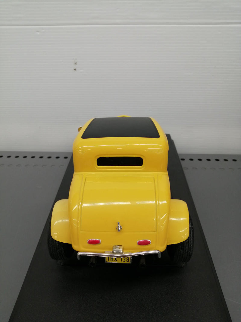 Laden Sie das Bild in Galerie -Viewer, AMERICAN MUSCLE &#39;32 FORD DEUCE COUPE 1/18 Scale Model Car– Used

