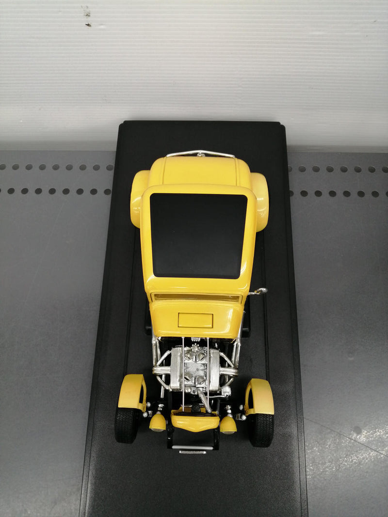Laden Sie das Bild in Galerie -Viewer, AMERICAN MUSCLE &#39;32 FORD DEUCE COUPE 1/18 Scale Model Car– Used
