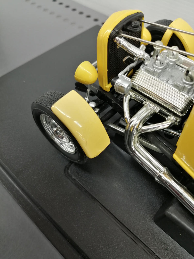 Laden Sie das Bild in Galerie -Viewer, AMERICAN MUSCLE &#39;32 FORD DEUCE COUPE 1/18 Scale Model Car– Used
