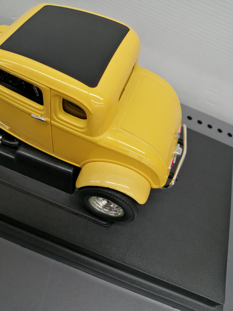 Laden Sie das Bild in Galerie -Viewer, AMERICAN MUSCLE &#39;32 FORD DEUCE COUPE 1/18 Scale Model Car– Used

