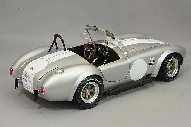 Laden Sie das Bild in Galerie -Viewer, Kyosho 1/18 Shelby Cobra 427 S/C Silver
