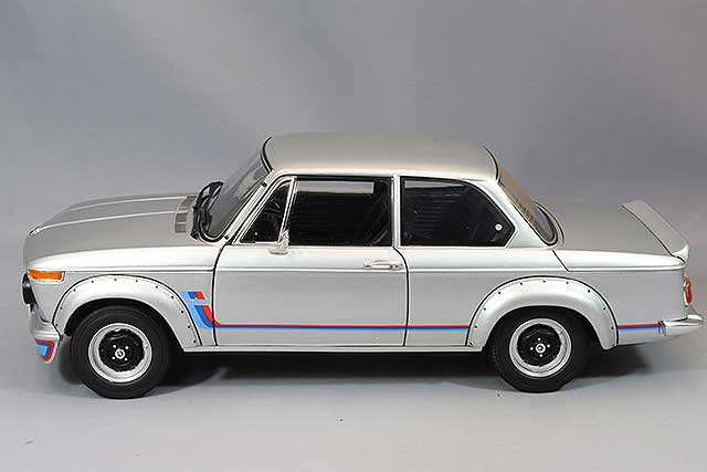 Laden Sie das Bild in Galerie -Viewer, Kyosho 1/18 BMW 2002 Turbo Silver
