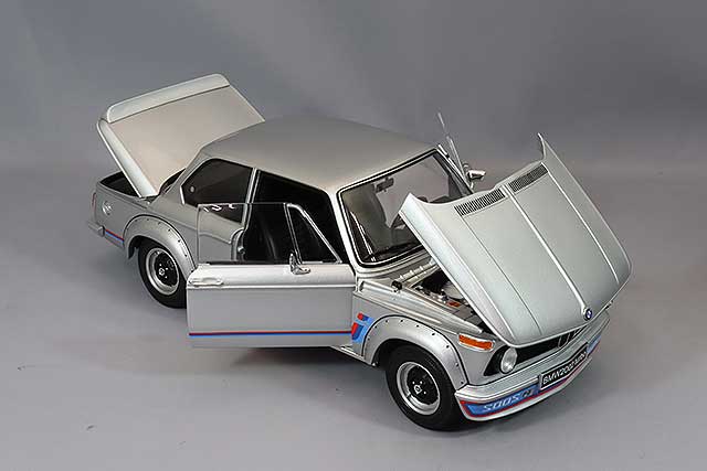 Laden Sie das Bild in Galerie -Viewer, Kyosho 1/18 BMW 2002 Turbo Silver
