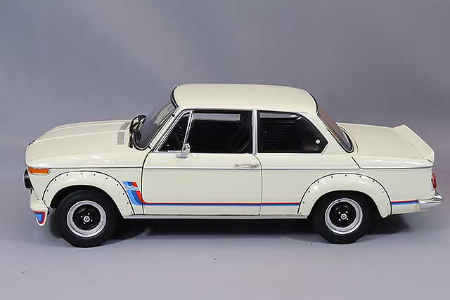 Laden Sie das Bild in Galerie -Viewer, Kyosho 1/18 BMW 2002 Turbo White
