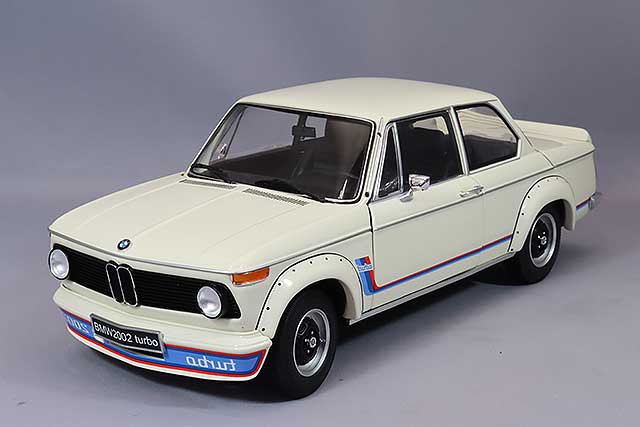 Kyosho 1/18 BMW 2002 Turbo White