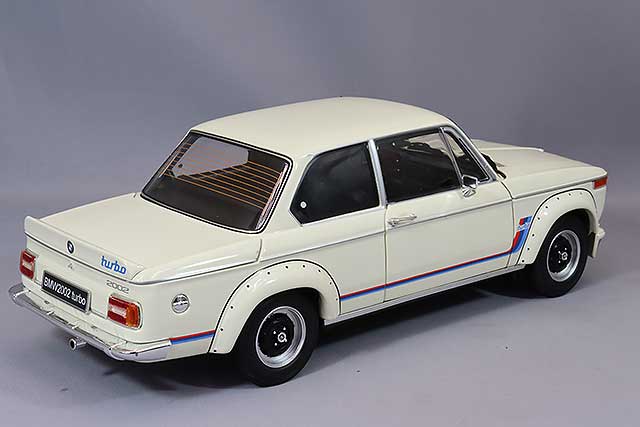 Laden Sie das Bild in Galerie -Viewer, Kyosho 1/18 BMW 2002 Turbo White

