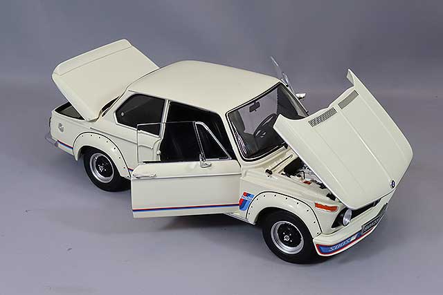 Laden Sie das Bild in Galerie -Viewer, Kyosho 1/18 BMW 2002 Turbo White
