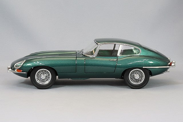 Laden Sie das Bild in Galerie -Viewer, Kyosho 1/18 Jaguar E-Type Dark Green
