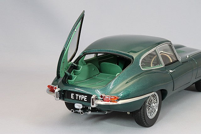 Laden Sie das Bild in Galerie -Viewer, Kyosho 1/18 Jaguar E-Type Dark Green
