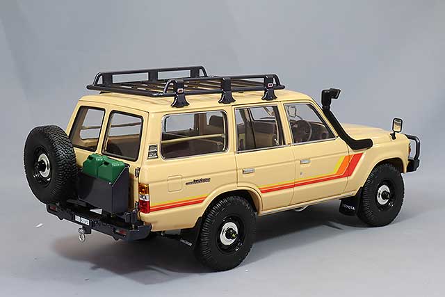 Carica immagine in Galleria Viewer, Kyosho 1/18 Toyota Land Cruiser 60 with Optional Parts Beige
