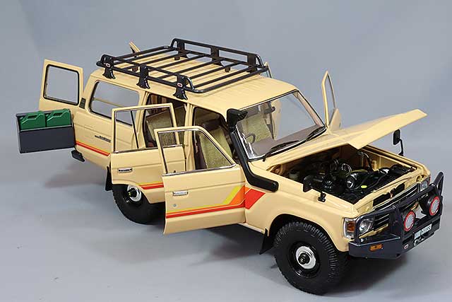 Carica immagine in Galleria Viewer, Kyosho 1/18 Toyota Land Cruiser 60 with Optional Parts Beige
