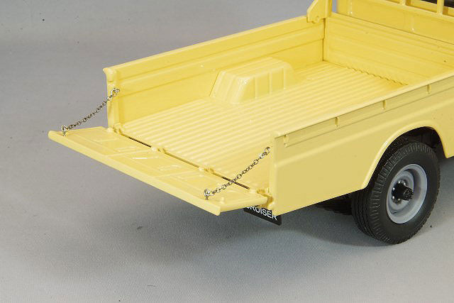 Carica immagine in Galleria Viewer, Kyosho 1/18 Toyota Land Cruiser 40 Beige

