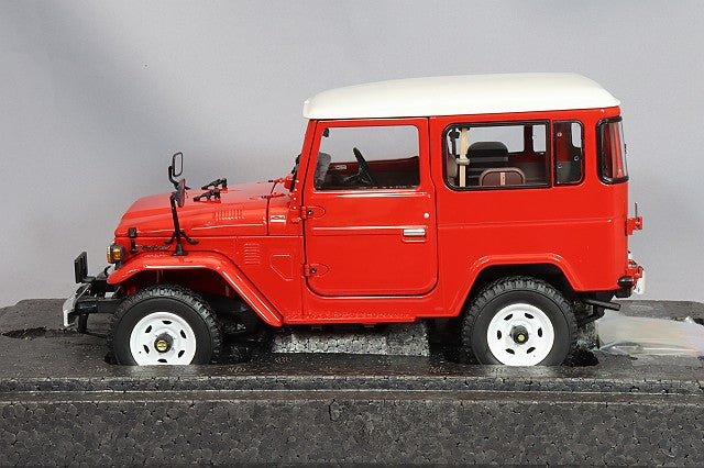 Laden Sie das Bild in Galerie -Viewer, Kyosho 1/18 Toyota Land Cruiser 40 Van (BJ42V) Red
