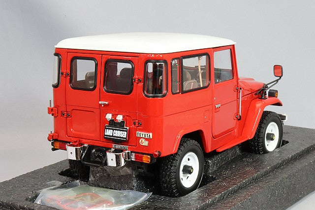 Laden Sie das Bild in Galerie -Viewer, Kyosho 1/18 Toyota Land Cruiser 40 Van (BJ42V) Red
