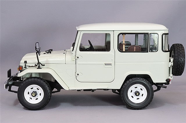 Laden Sie das Bild in Galerie -Viewer, Kyosho 1/18 Toyota Land Cruiser 40 Van (BJ42V) White
