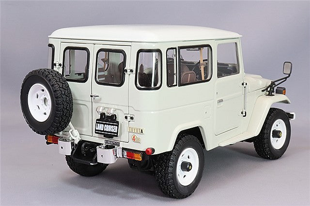 Laden Sie das Bild in Galerie -Viewer, Kyosho 1/18 Toyota Land Cruiser 40 Van (BJ42V) White
