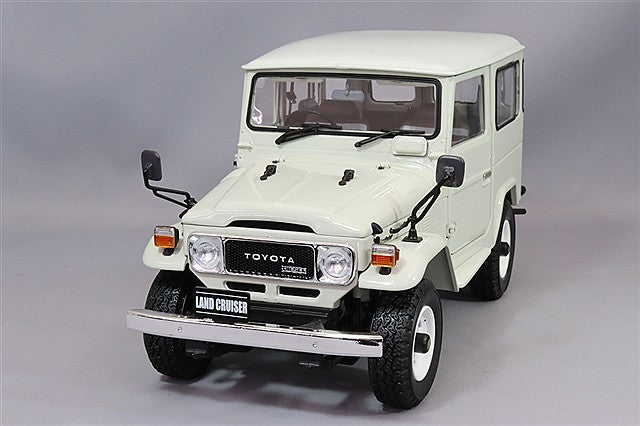 Laden Sie das Bild in Galerie -Viewer, Kyosho 1/18 Toyota Land Cruiser 40 Van (BJ42V) White
