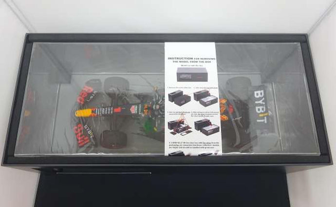 SPARK 2022 F1 Dutch GP Red Bull RB18 NO.1 Oracle 1/18 Scale Model Car– Used