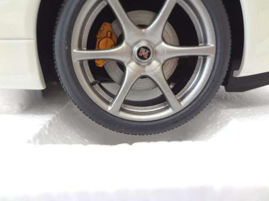 AUTOart 1/18 Nissan Skyline GT-R R34 V-spec II (White Pearl) Scale Car– Used