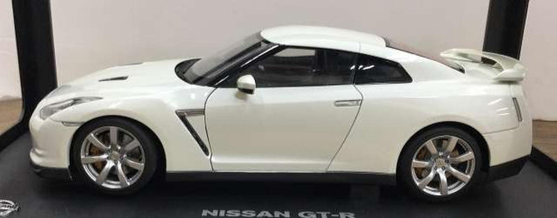 Load image into Gallery viewer, AUTOART NISSAN GT-R (R35) White 1/18 Scale Car– Used
