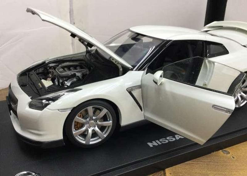 Load image into Gallery viewer, AUTOART NISSAN GT-R (R35) White 1/18 Scale Car– Used
