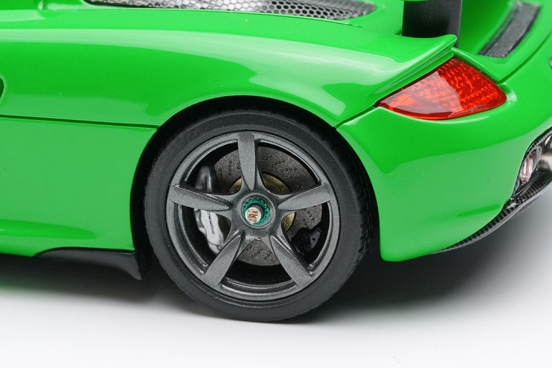 Laden Sie das Bild in Galerie -Viewer, EIDOLON EM567H Porsche Carrera GT 2004 (Rear Wing Up) (US spec) Viper Green Limited 80pcs Make Up 1/43 EM567H
