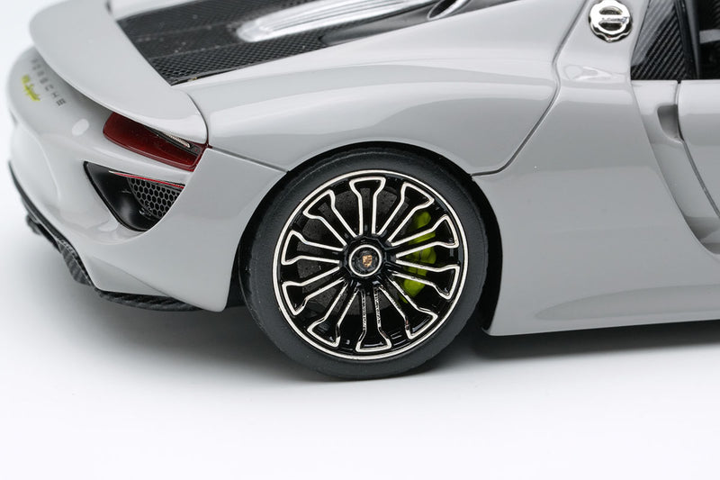 Laden Sie das Bild in Galerie -Viewer, EIDOLON EM568J Porsche 918 Spyder 2011 Fashion Gray (Limited 60pcs) Make Up 1/43 EM568J
