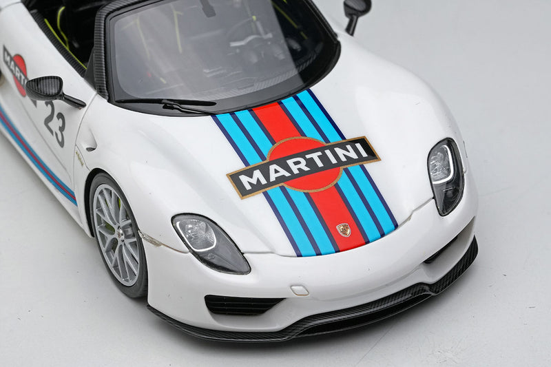 Laden Sie das Bild in Galerie -Viewer, EIDOLON EM569A Porsche 918 Spyder Weissach Package 2011 White / Martini Stripe Make Up 1/43 EM569A
