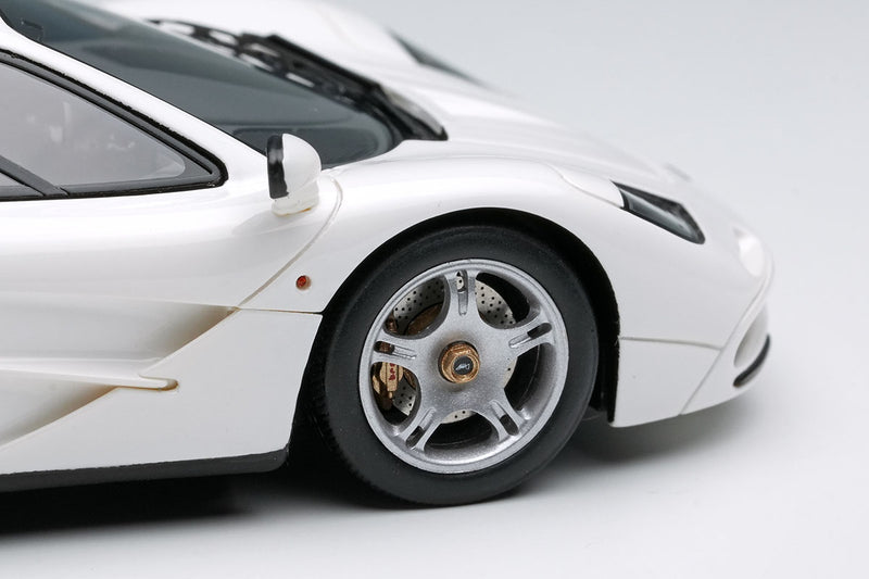 Laden Sie das Bild in Galerie -Viewer, EIDOLON EM748C McLaren F1 Roadcar 1994 White Limited 100pcs Make Up 1/43 EM748C
