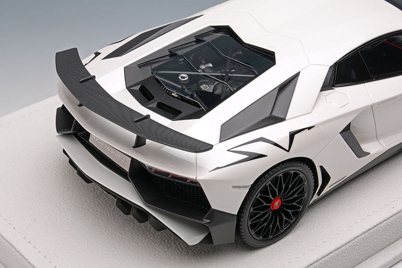 Laden Sie das Bild in Galerie -Viewer, EIDOLON EML005B 1/18 Lamborghini Aventador LP750-4 SV 2015 Pearl White (Large SV Logo) Make Up 1/18 EML005B
