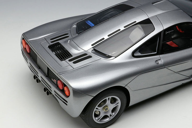 Laden Sie das Bild in Galerie -Viewer, Pre-Order EIDOLON EML073A 1/18 McLaren F1 Road car 1994 Magnesium Silver
