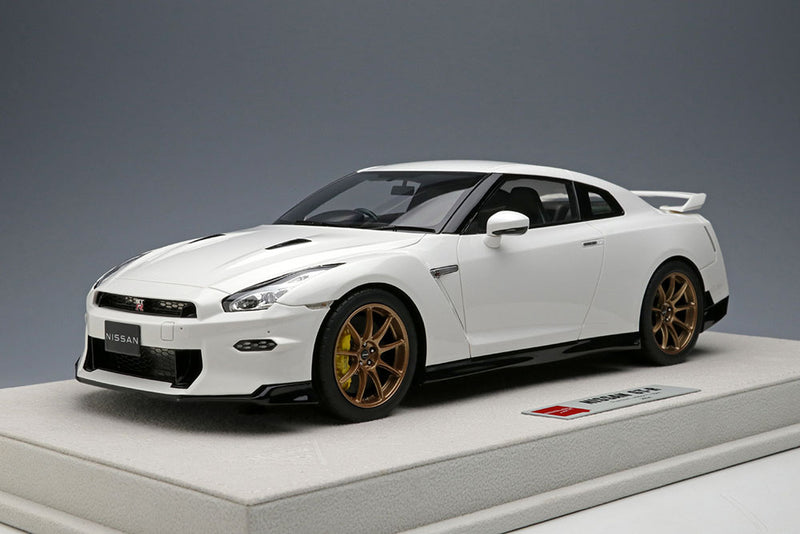 Laden Sie das Bild in Galerie -Viewer, EIDOLON EML082B 1/18 NISSAN GT-R Premium Edition T-spec 2024 Brilliant White Pearl Make Up 1/18 EML082B
