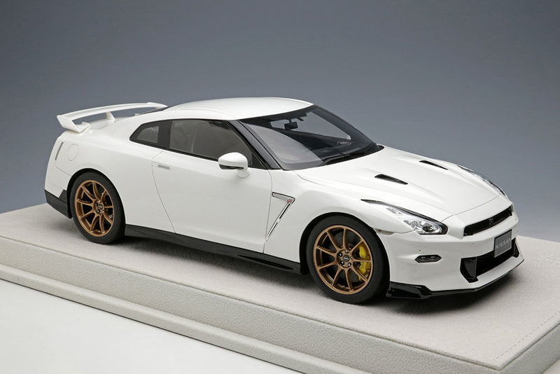 Laden Sie das Bild in Galerie -Viewer, EIDOLON EML082B 1/18 NISSAN GT-R Premium Edition T-spec 2024 Brilliant White Pearl Make Up 1/18 EML082B
