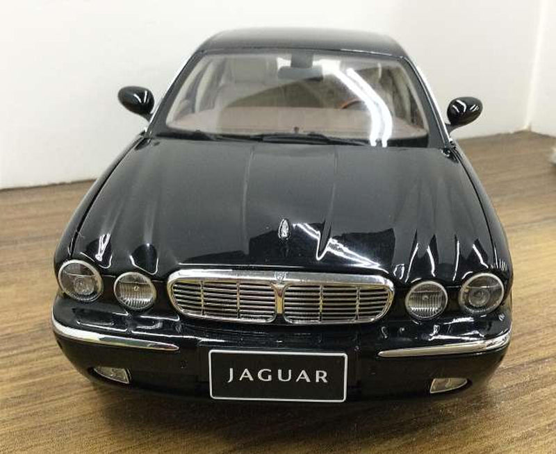 Carica immagine in Galleria Viewer, ALMOST REAL Jaguar XJ6 (X350) 1/18 Scale Car– Used
