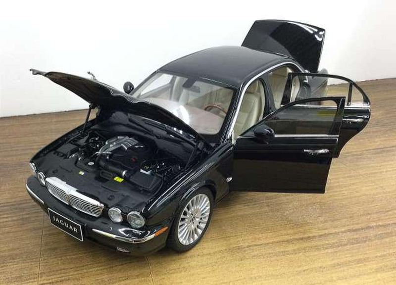 Carica immagine in Galleria Viewer, ALMOST REAL Jaguar XJ6 (X350) 1/18 Scale Car– Used
