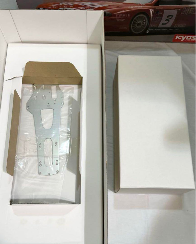 Laden Sie das Bild in Galerie -Viewer, Kyosho V-ONE S II ALFA 156 GTA SUPER 2000 GP Car Kit New Box Damaged - Used
