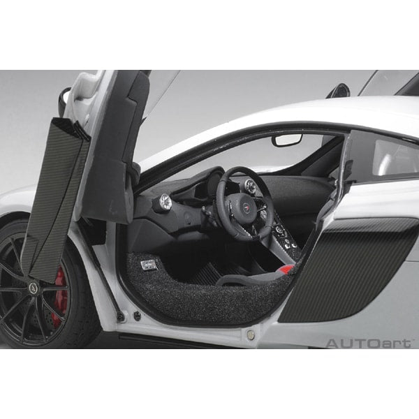 Chargez l&#39;image dans la visionneuse de la galerie, AUTOart 76046 1/18 McLaren 675LT blanc métallisé moulé sous pression
