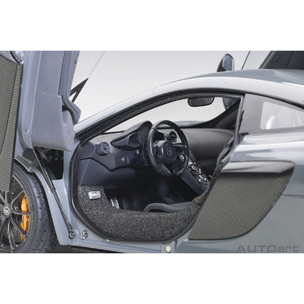 Chargez l&#39;image dans la visionneuse de la galerie, AUTOart 76047 1/18 McLaren 675LT gris moulé sous pression
