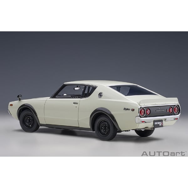 Laden Sie das Bild in Galerie -Viewer, AUTOart 77472 1/18 Nissan Skyline 2000 GT-R KPGC110 White 1/18 Scale Diecast
