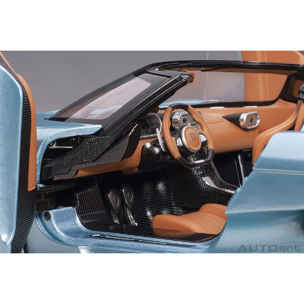 Laden Sie das Bild in Galerie -Viewer, AUTOart 79028 1/18 Koenigsegg Regera Metallic Light Blue Diecast
